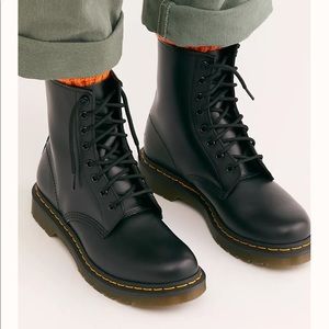 Classic Dr. Martens 1460 - Black lace up Combat Boots